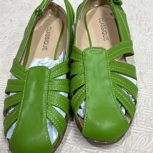 Size 8W Classique Sandals BRAND NEW